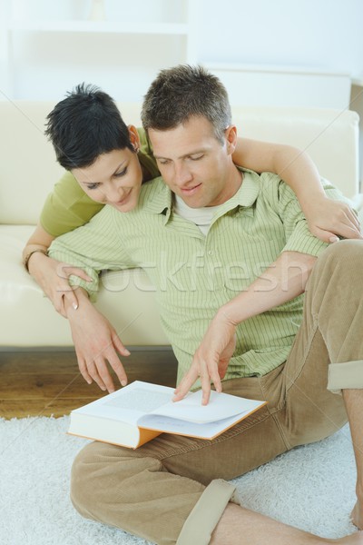 Foto stock: Pareja · lectura · libro · casa