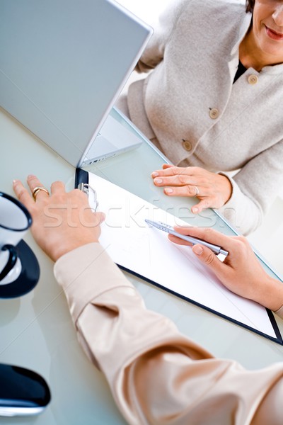 Geschäftsfrauen arbeiten Büro Papierkram Hände Stock foto © nyul