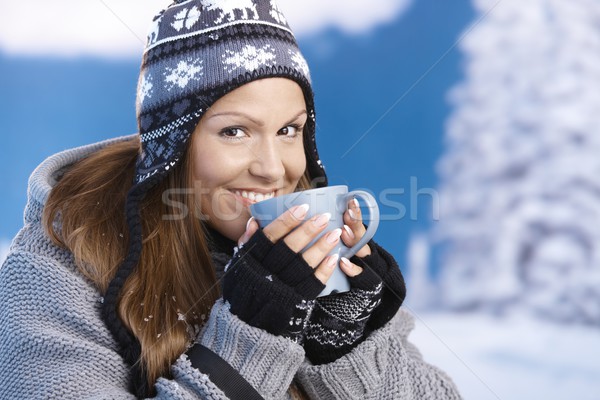 Stockfoto: Aantrekkelijk · skiër · drinken · warme · drank · glimlachend · jonge