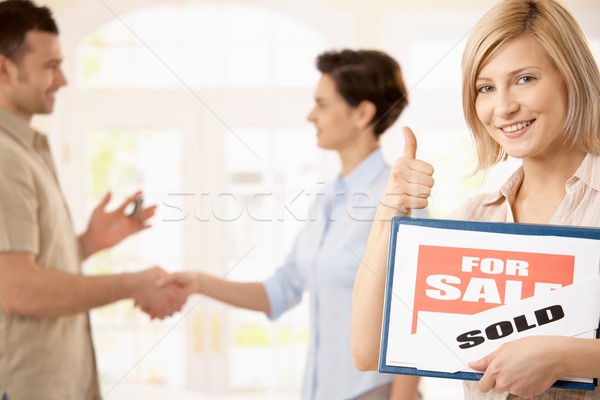 Gelukkig vrouw verkoop teken duim Stockfoto © nyul