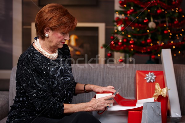 Senior vrouw christmas geschenken vergadering Stockfoto © nyul