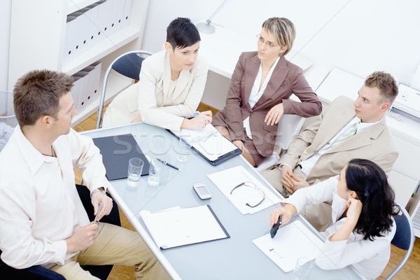 Personal Sitzung fünf Geschäftsleute Sitzung herum Stock foto © nyul