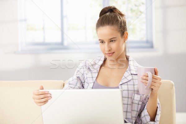 Vrouw met behulp van laptop ochtend glimlachend jonge vrouw computer Stockfoto © nyul