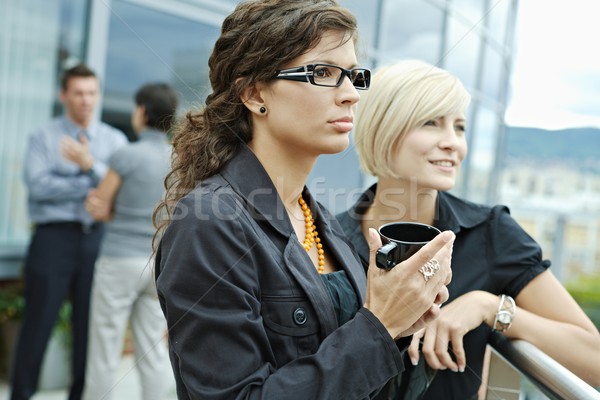 Geschäftsfrauen sprechen Freien Pause Büro Terrasse Stock foto © nyul