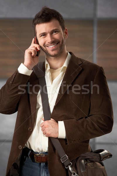 Foto stock: Jovem · trabalhador · de · escritório · telefone · elegante · em · pé · laptop