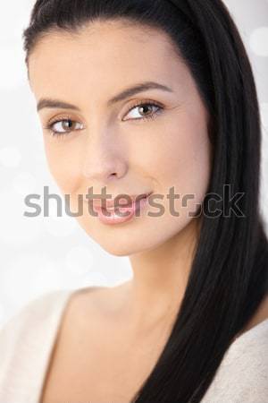 Portret atractiv femeie atragatoare parul inchis la culoare zâmbitor Imagine de stoc © nyul
