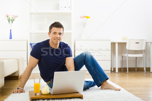 Adam dizüstü bilgisayar kullanıyorsanız ev gündelik genç bilgisayar Stok fotoğraf © nyul