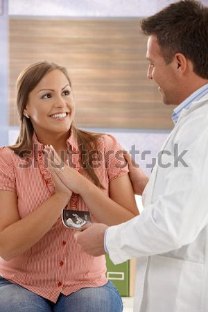 Care asteapta femeie ultrasunete imagine zâmbitor birou Imagine de stoc © nyul