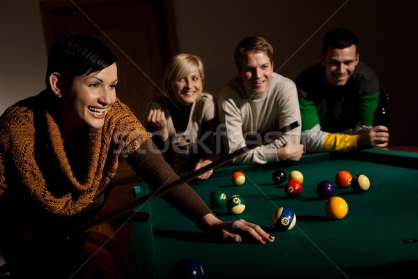 uma mulher asiática jogando sinuca. 11872832 Foto de stock no Vecteezy