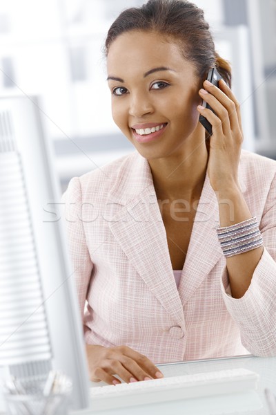 ストックフォト: 肖像 · 幸せ · 事務員 · 女性 · 携帯電話 · コール