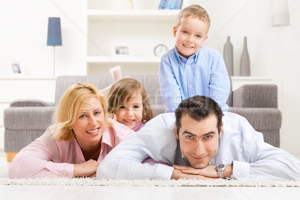 ストックフォト: 家族の肖像画 · 肖像 · 幸せな家族 · 階 · リビングルーム · 笑みを浮かべて