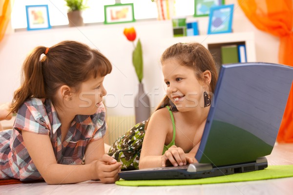 Domu za pomocą laptopa komputera piętrze Zdjęcia stock © nyul