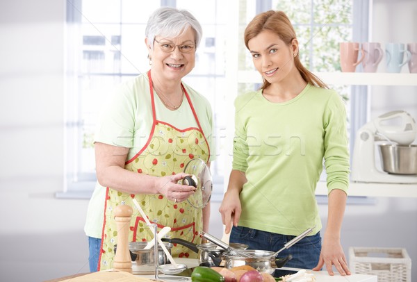 Foto stock: Bastante · menina · cozinhar · senior · mãe · sorridente