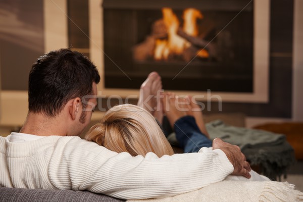 ストックフォト: 男 · 座って · 暖炉 · カップル · ソファ · ホーム