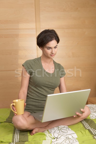 Vrouw met behulp van laptop ochtend koffie bed naar Stockfoto © nyul