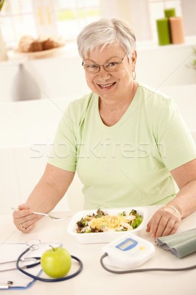 Boldog idős nő eszik saláta egészségesen enni Stock fotó © nyul