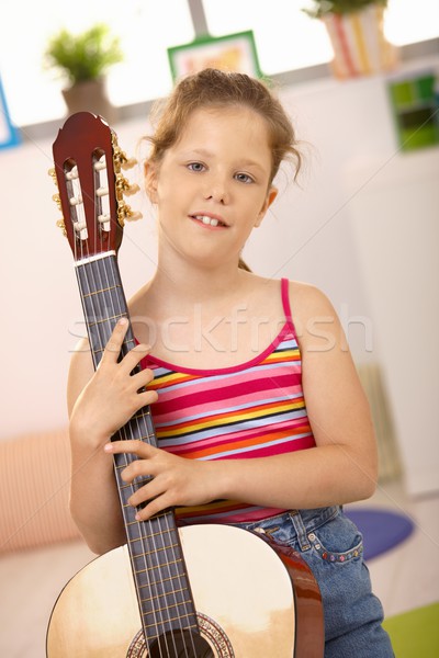 Iskolás lány gitár aranyos tart néz kamera Stock fotó © nyul