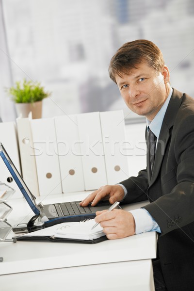 Zakenman werken kantoor schrijven merkt organisator Stockfoto © nyul