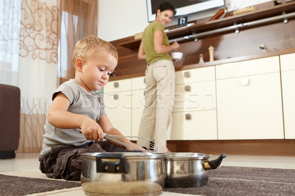 Stockfoto: Weinig · jongen · spelen · koken · vergadering · tapijt