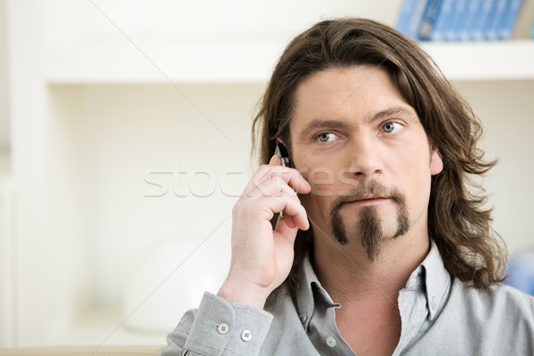 Hombre hablar móviles casual gris Foto stock © nyul