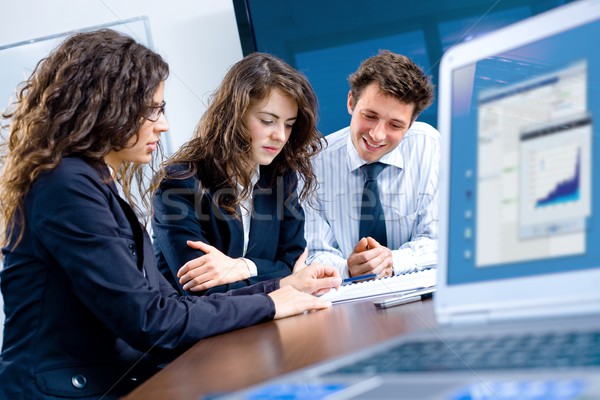 üzleti megbeszélés iroda boldog fiatal üzletemberek megbeszélés Stock fotó © nyul