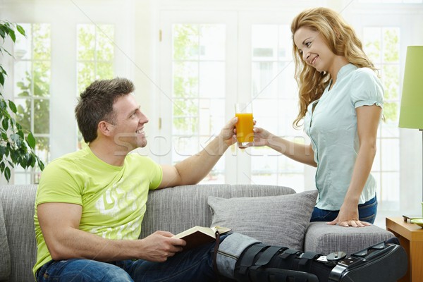 Foto stock: Pareja · casa · hombre · fractura · en · la · pierna · sofá · lectura