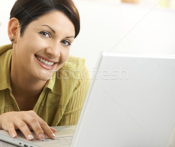 Közelkép portré nő laptopot használ boldog számítógép Stock fotó © nyul
