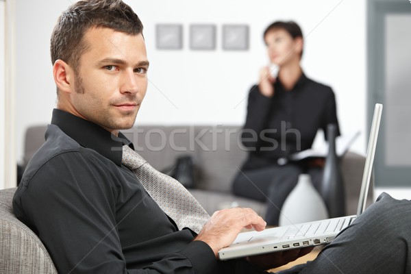 Zdjęcia stock: Biznesmen · pracy · laptop · młodych · posiedzenia · biuro