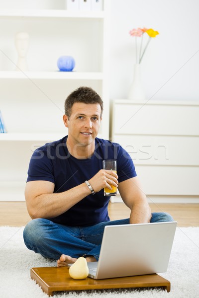 Adam çalışma ev gündelik genç dizüstü bilgisayar Stok fotoğraf © nyul