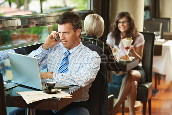 Foto stock: Empresario · usando · la · computadora · portátil · Servicio · sesión · mesa · ordenador