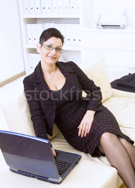 Felice imprenditrice laptop seduta divano ufficio Foto d'archivio © nyul