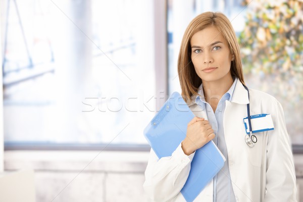 Foto stock: Mujer · atractiva · médico · pie · oficina · jóvenes