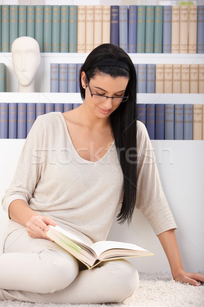 Stockfoto: Mooie · vrouw · lezing · vergadering · vloer · boek · home