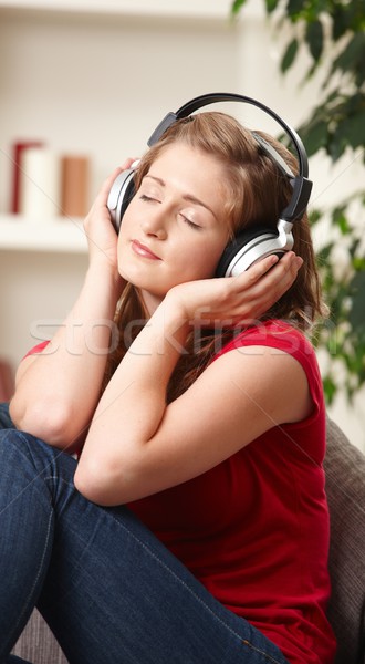 Tienermeisje luisteren naar muziek home hoofdtelefoon glimlachend Stockfoto © nyul