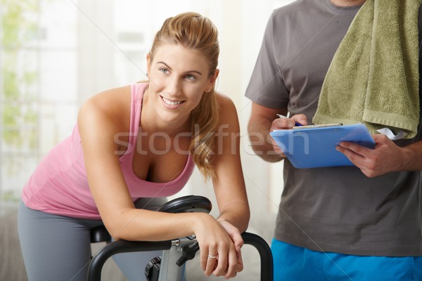 Foto stock: Mulher · treinamento · exercer · bicicleta · mulher · jovem · personal · trainer