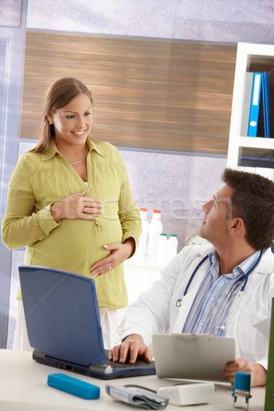 Imagine de stoc: Femeie · gravida · zâmbitor · medic · în · picioare · Consulting · cameră