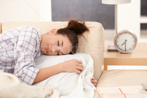 Jonge vrouw slapen bed ochtend jonge aantrekkelijke vrouw Stockfoto © nyul