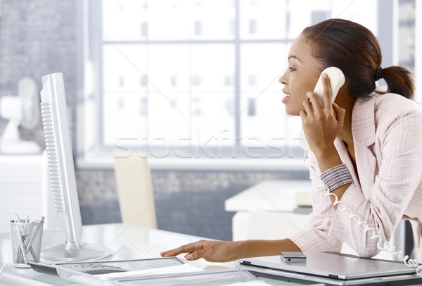 Elfoglalt iroda lány néz képernyő telefonbeszélgetés Stock fotó © nyul