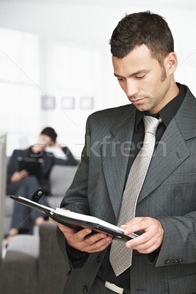 Om de afaceri birou tineri în picioare usa uita Imagine de stoc © nyul