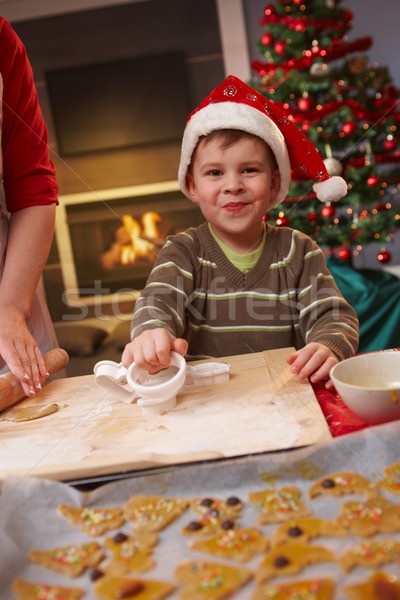 Piccolo ragazzo aiutare Natale torta cottura Foto d'archivio © nyul
