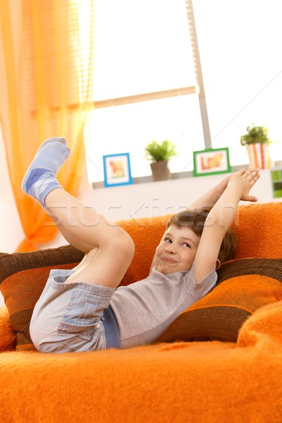 Piccolo kid posa divano braccia gambe Foto d'archivio © nyul
