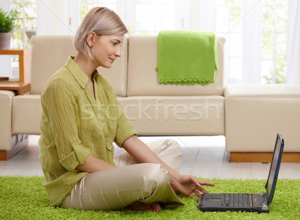 Сток-фото: женщину · рабочих · компьютер · домой · улыбающаяся · женщина · сидят