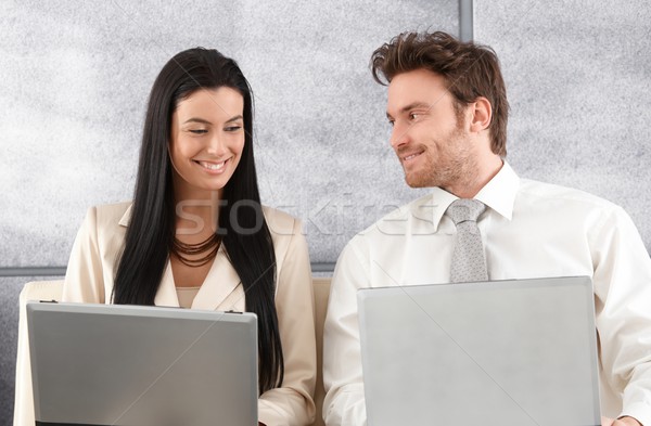 Stockfoto: Elegante · paar · vergadering · sofa · home · met · behulp · van · laptop