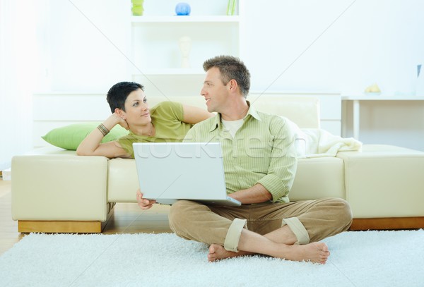 Stockfoto: Paar · home · met · behulp · van · laptop · computer · familie