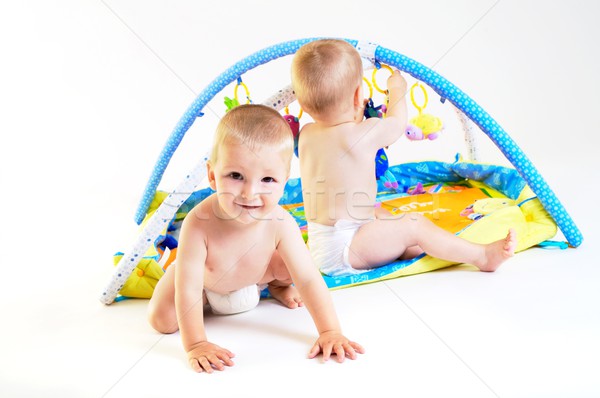 嬰兒 雙胞胎 播放 雙胞胎 男孩 一起 商業照片 © nyul
