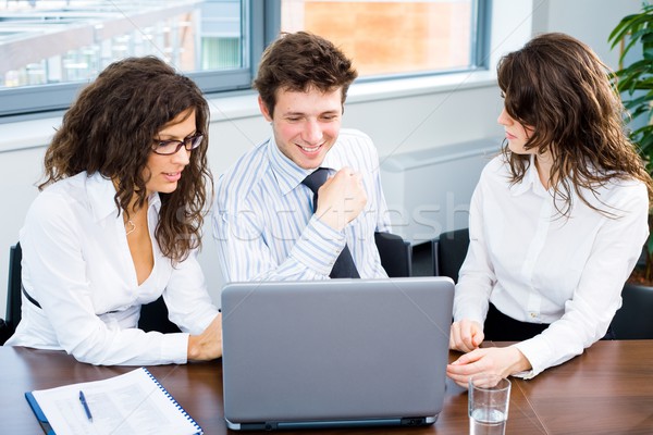 Business-Team Laptop glücklich jungen Geschäftsleute Sitzung Stock foto © nyul