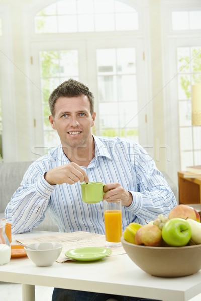 Сток-фото: человека · питьевой · кофе · молодым · человеком · здорового · завтрак