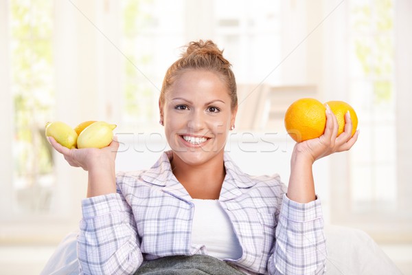 Portret jonge vrouw citroenen handen hand Stockfoto © nyul