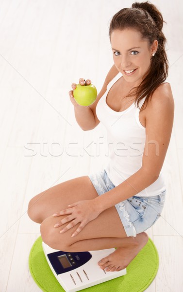 Genç çekici kadın ölçek gülen elma Stok fotoğraf © nyul