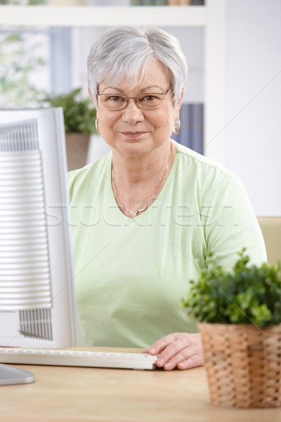 Foto stock: Retrato · ordenador · sesión · escritorio · sonriendo